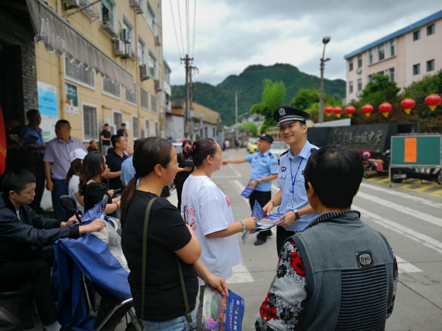 6月14日,宁溪派出所抓住中考有利的时机,来到宁溪初级中学开展平安