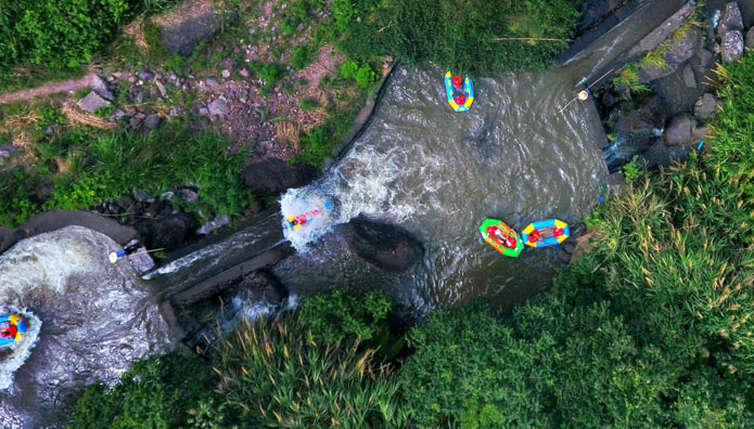 7月23日,游客在武义九龙谷开心漂流,尽享峡谷河道的惊险与凉爽.