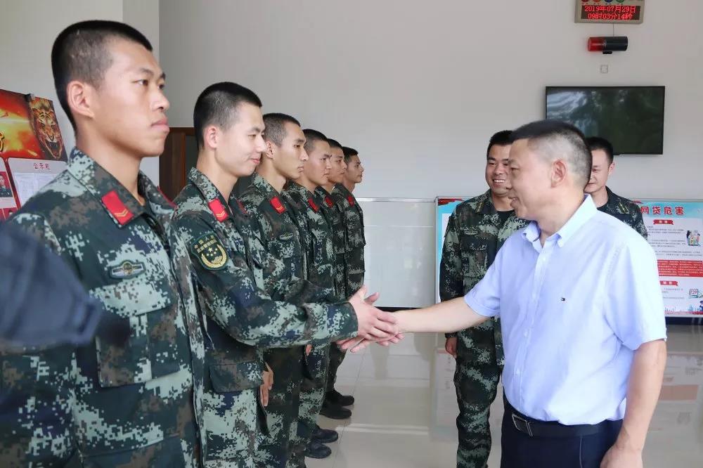 云和县领导分组开展八一慰问