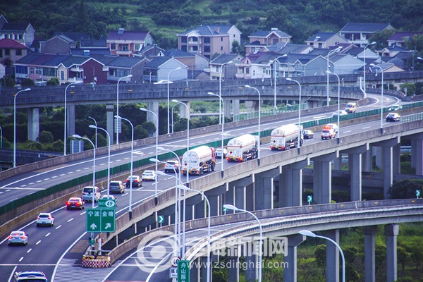 当天,甬舟高速(g9211)特殊交通安全设施经过
