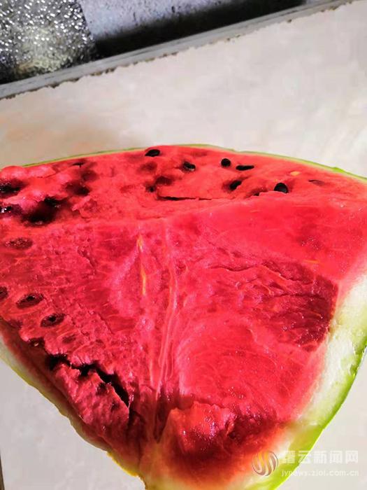 看似有针孔怀疑西瓜打了甜蜜素真相来了