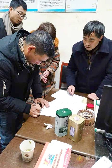 扎根基层调解员悉心调解化干戈春风化雨沐群众