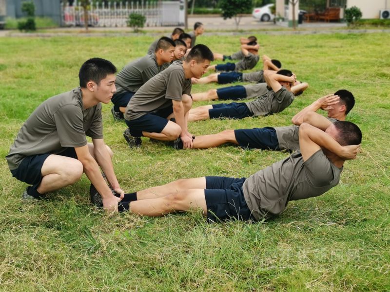 开化县开展预定兵员役前训练体验军营生活