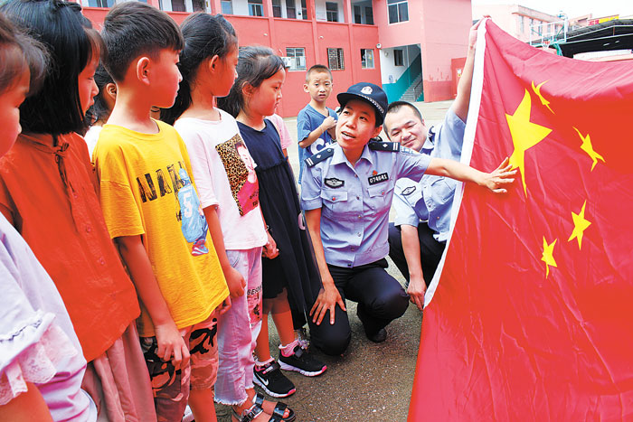 台州市公安局椒江分局海门派出所民警来到辖区民工学校——东门小学
