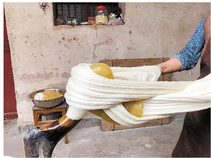 东阳坚持手工技艺打出香甜白糖