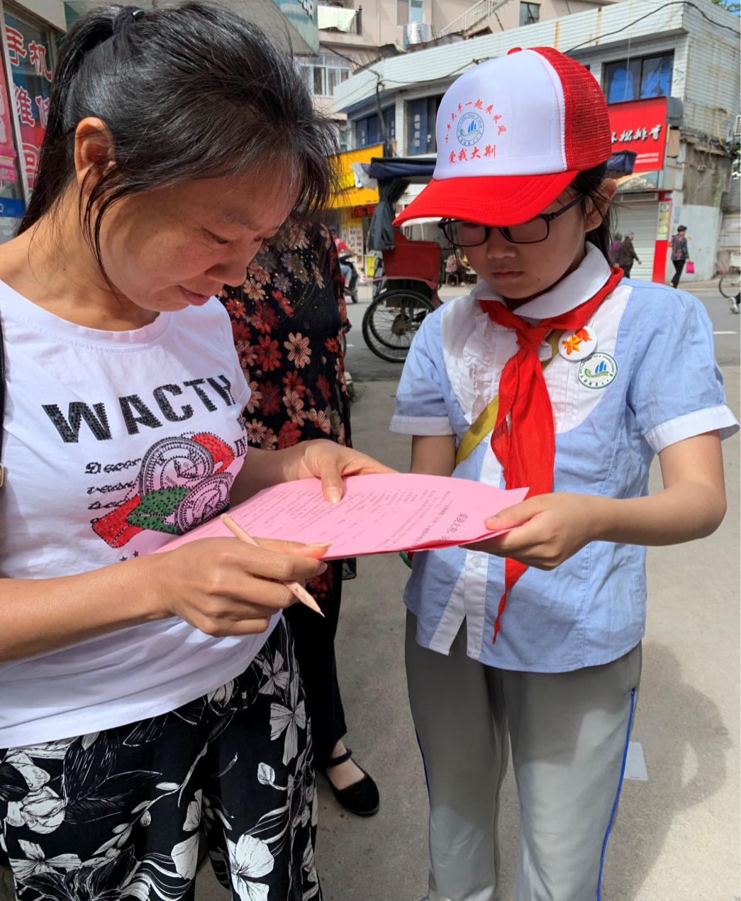 孩子在街上分发调查问卷