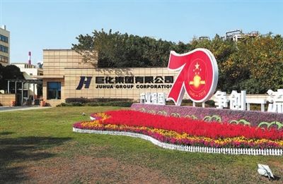 记者邹伟锋摄在巨化集团公司里,仪表维修工马红辉有一个特殊的职务