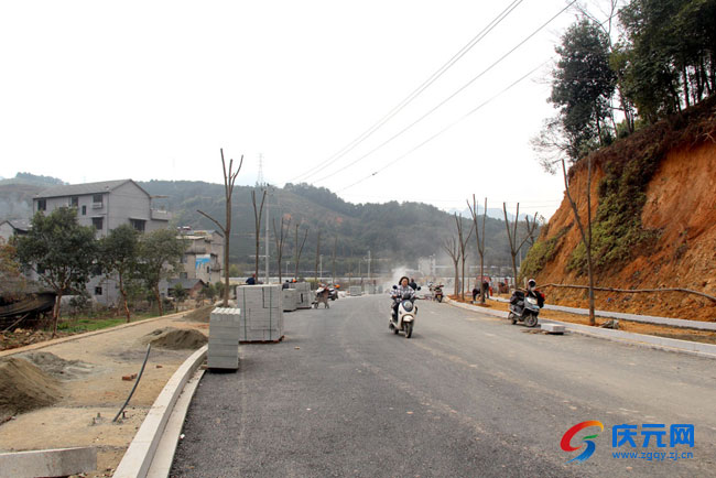 铺筑村民"幸福路" 同济新村入口道路拓宽了-庆元网