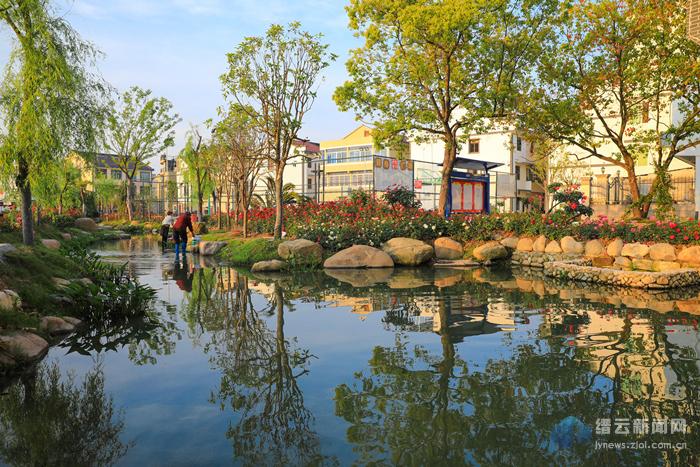 工联村水堰清清花卉飘香