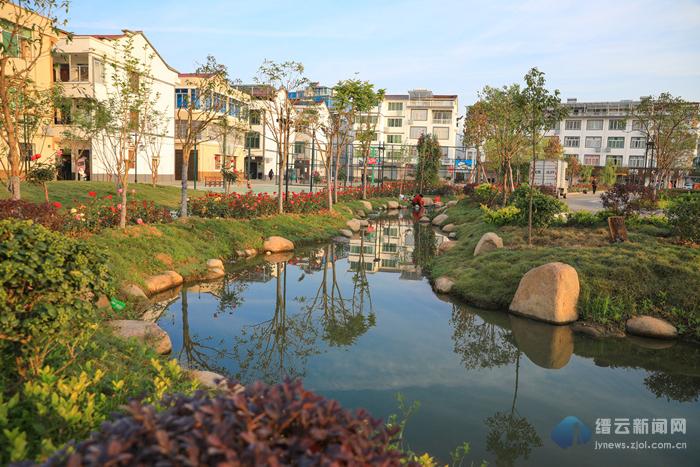 工联村水堰清清花卉飘香