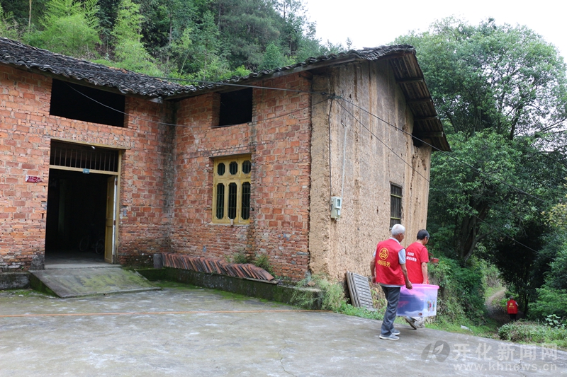 联盟村低保户搬出危房住新房