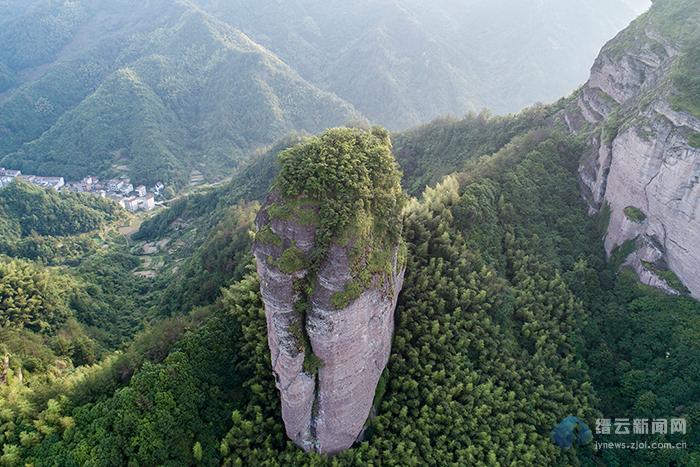 缙云:岩门奇峰 绿意盎然