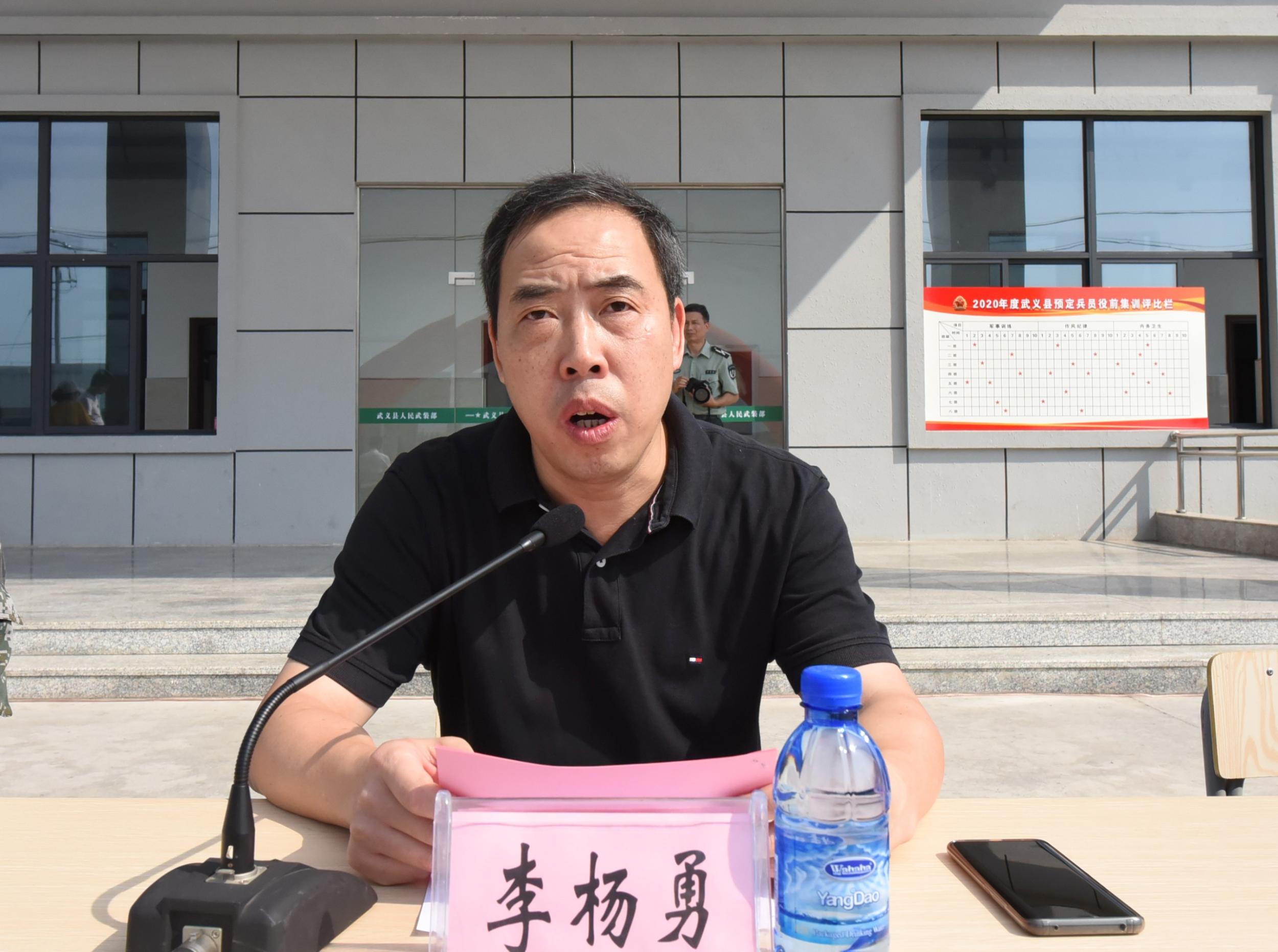 县委常委,常务副县长李杨勇,人武部部长王森,人武部政委王水龙为新兵