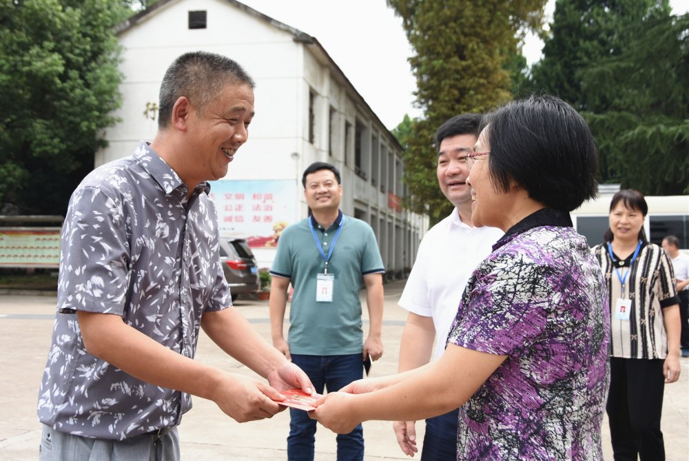 武义县四套班子领导开展教师节走访慰问