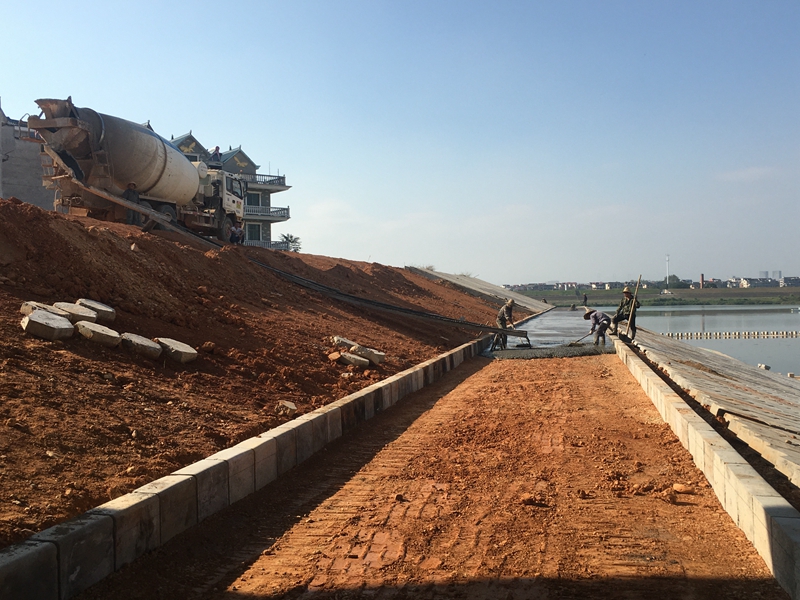 农防办:"双节"长假施工忙 堤防加固不打烊