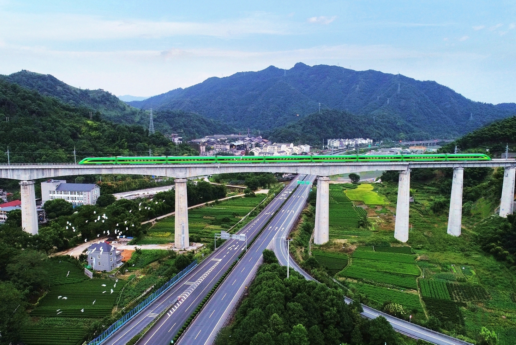 衢宁铁路上奔驰的列车