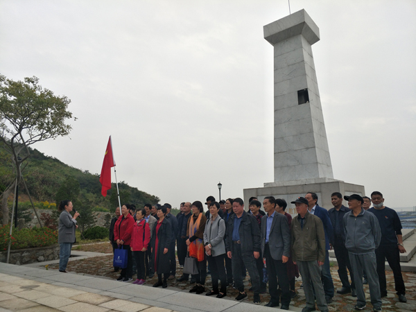 大家首先来到庄严肃穆的大鱼山烈士纪念碑,参观了大鱼山战斗先烈陈列