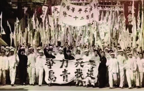 1919年巴黎和会上中国外交的失败,引发了五四运动.