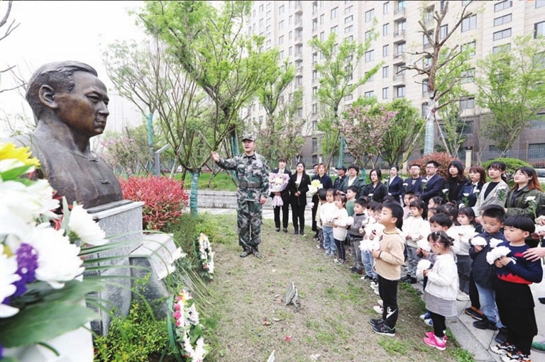 4月1日,德清县千秋幼儿园联合武康街道千秋社区,来到谢勃烈士牺牲地