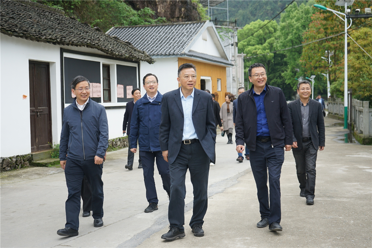 出版联合集团党委书记,董事长,总裁鲍洪俊带队来开化县开展考察调研