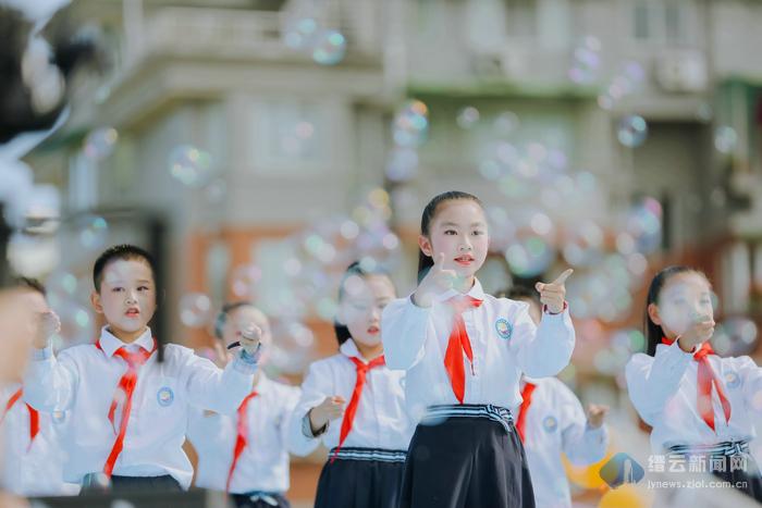 小学生摆手舞图片