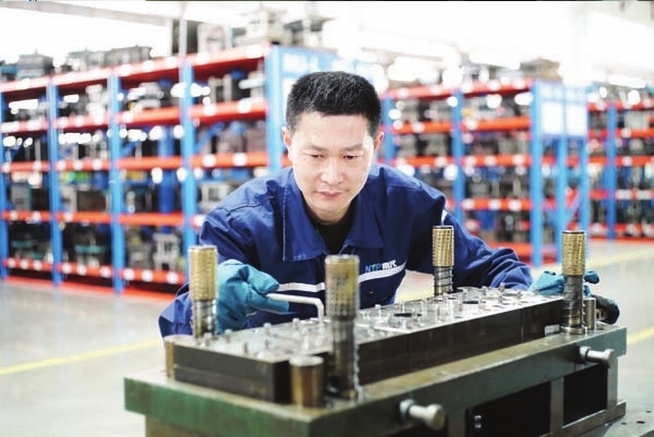 蔡荣辉二十三载坚守炼就优秀模具匠人