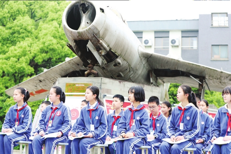 近日,德清四中将思政课搬到了学校的国防教育基地.