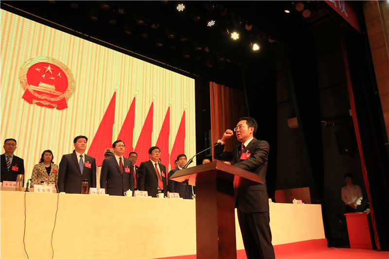 县十六届人大六次会议举行第二次全体会议