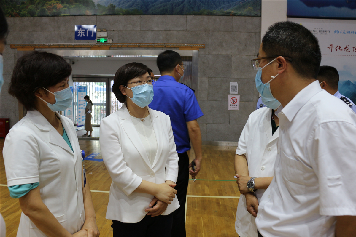 副县长齐正兰带队检查新冠疫苗接种工作