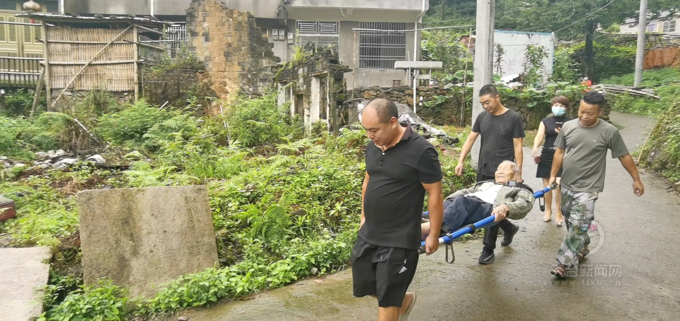 雨势较小,三州乡村干部赶忙"冲"去五星村水澎自然村低保户陆修开家中