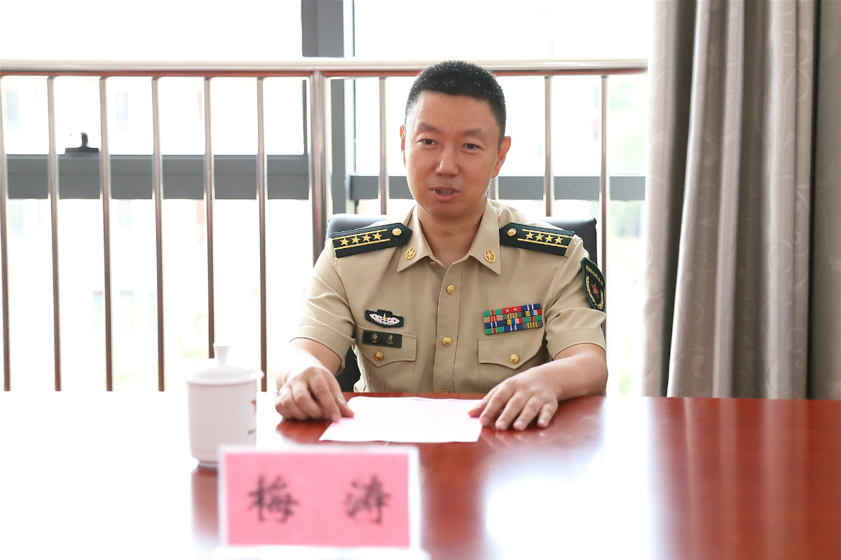 在衢州军分区,鲁霞光代表县四套班子和全县人民,对军分区一直以来对