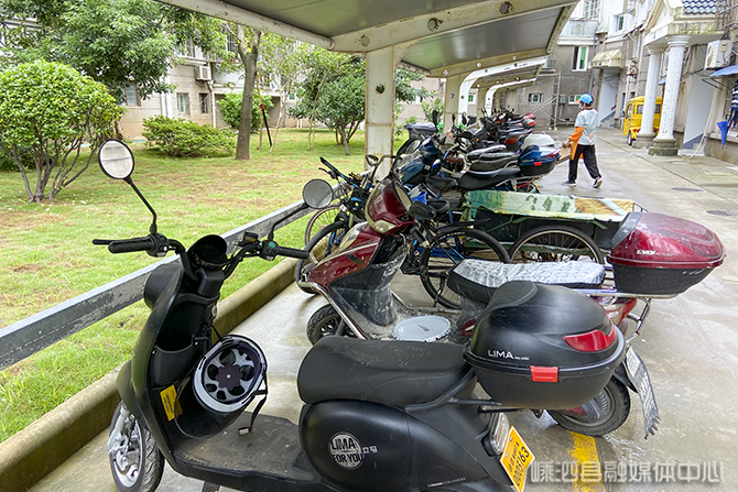 小區內電動車充電樁前停滿了車,但真正在充電的卻只有一輛,多數業主將