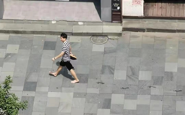 值得庆幸的是,由于救助及时,小女孩身体并无大碍,只是受了点惊吓和呛