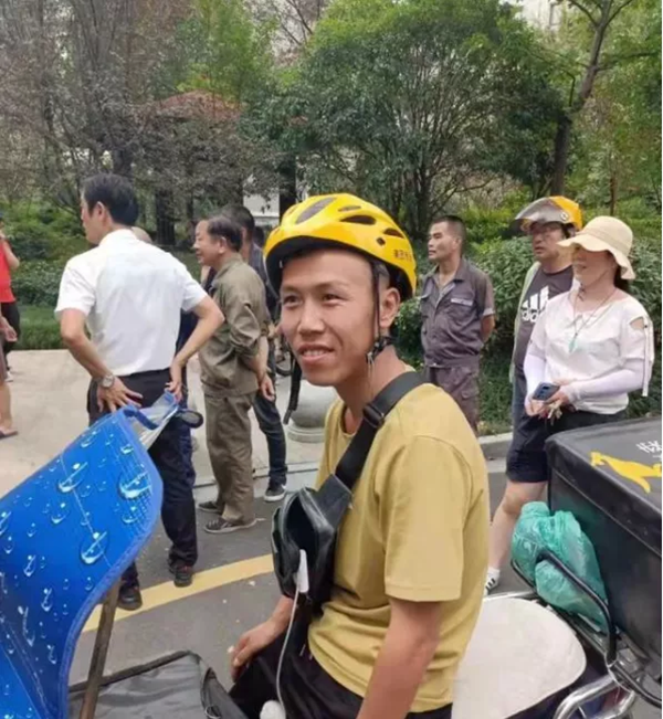 杭州热心肠的外卖小哥找到了!送单途中他"抽空"救了个火!