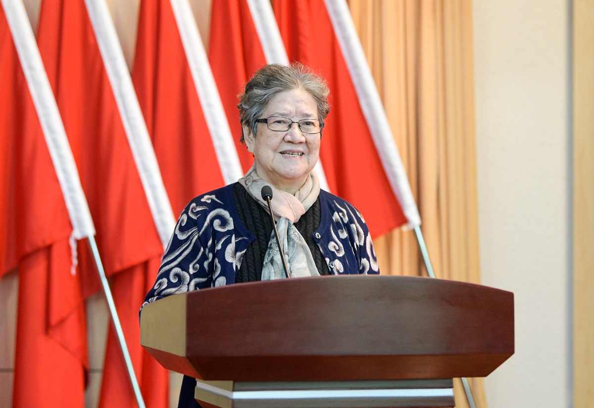 她在致辞中说,建党百年之际,再次回到母校楚门中学举办"新叶文学奖"