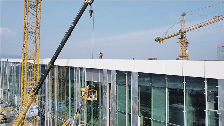 图一图二图三浙江深汇印业有限公司车间内,员工们正加班加点生产.