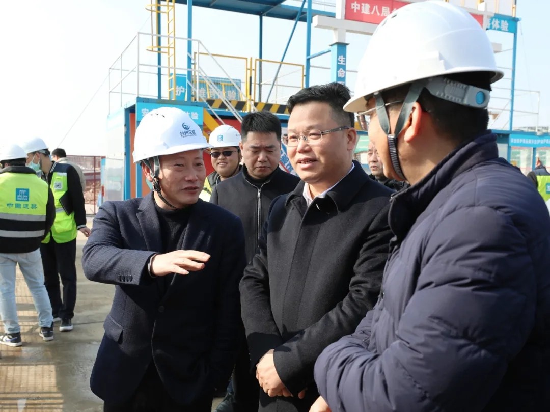 2月14日上午,路桥区委书记潘崇敏深入项目施工现场,实地调研综合交通