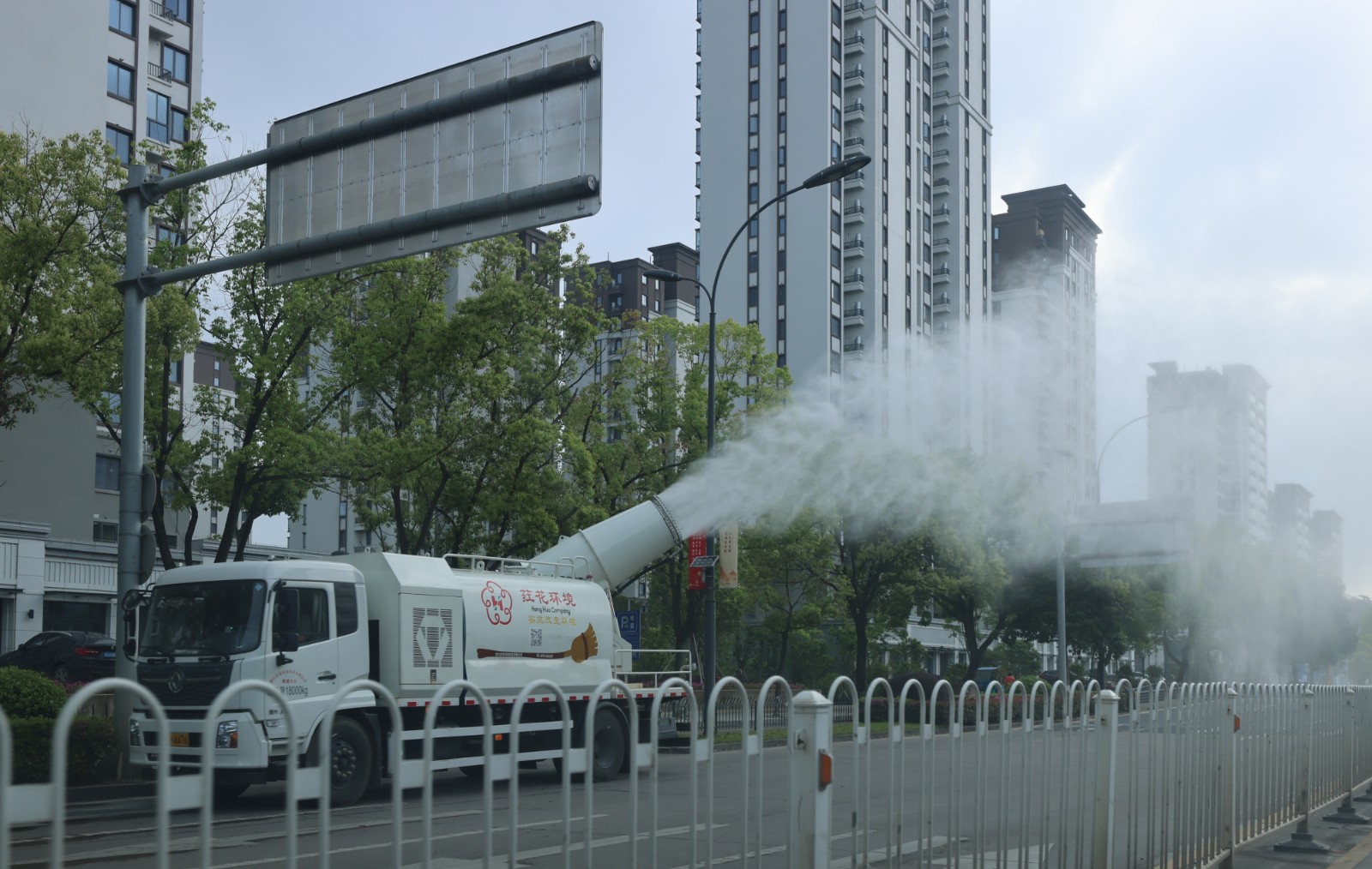 图说丨喷雾抑尘车除尘又降温