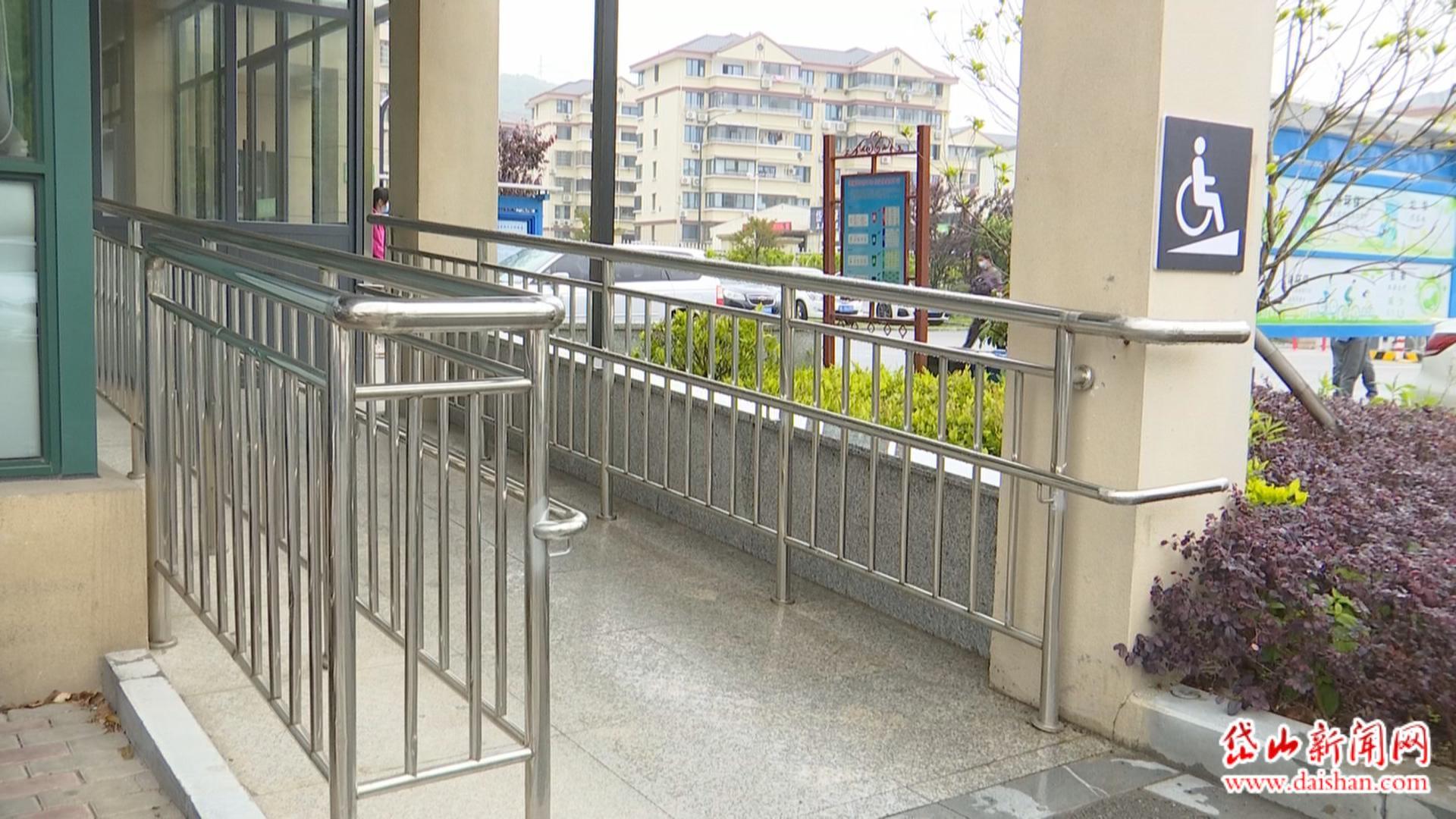 在高亭镇中心卫生院,记者看到无障碍设施标识,无障碍扶手,电梯语音