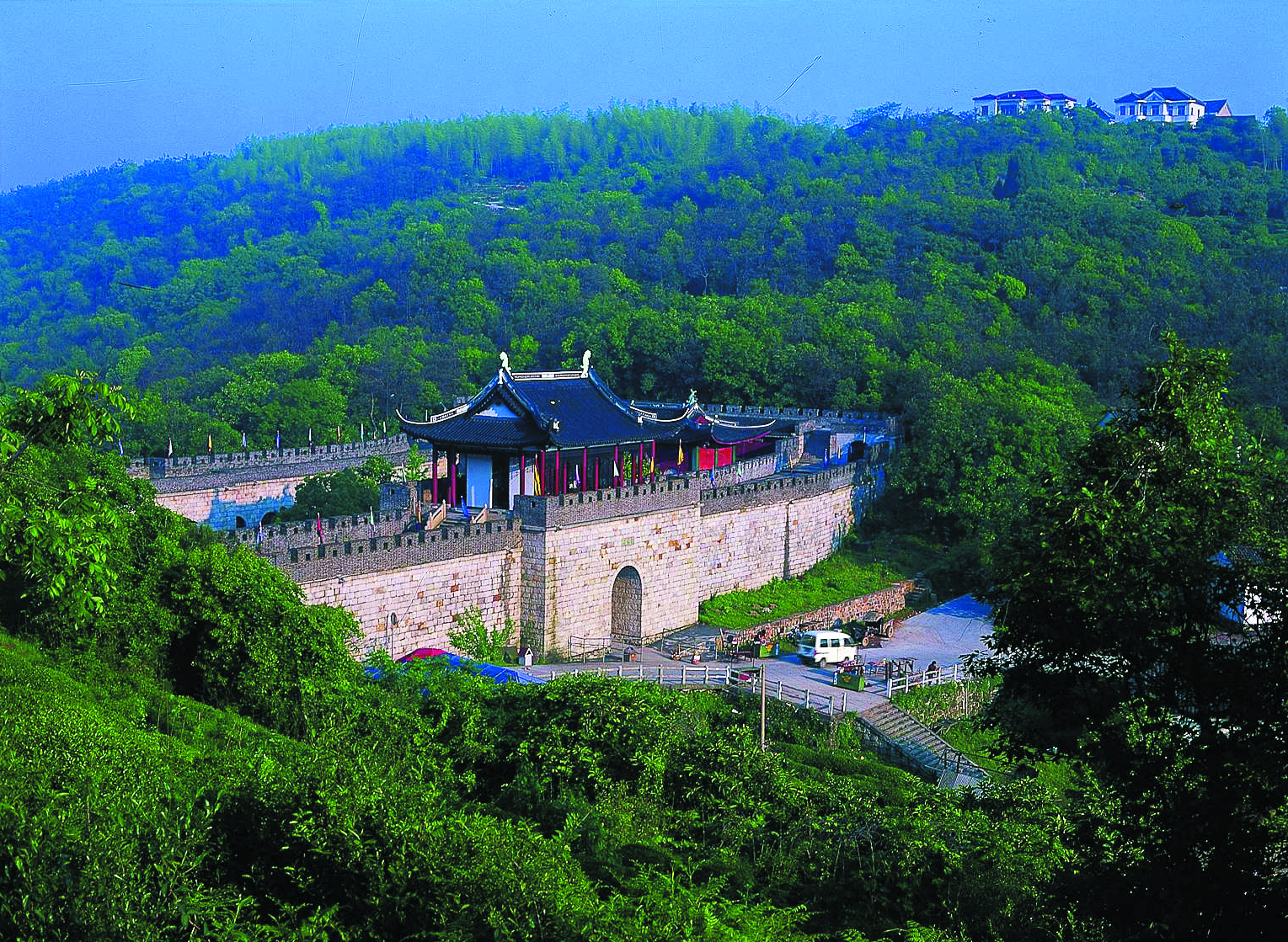 1993年重修竣工的南北湖风景区谭仙岭石城(海盐县风景区供)在谭仙岭上