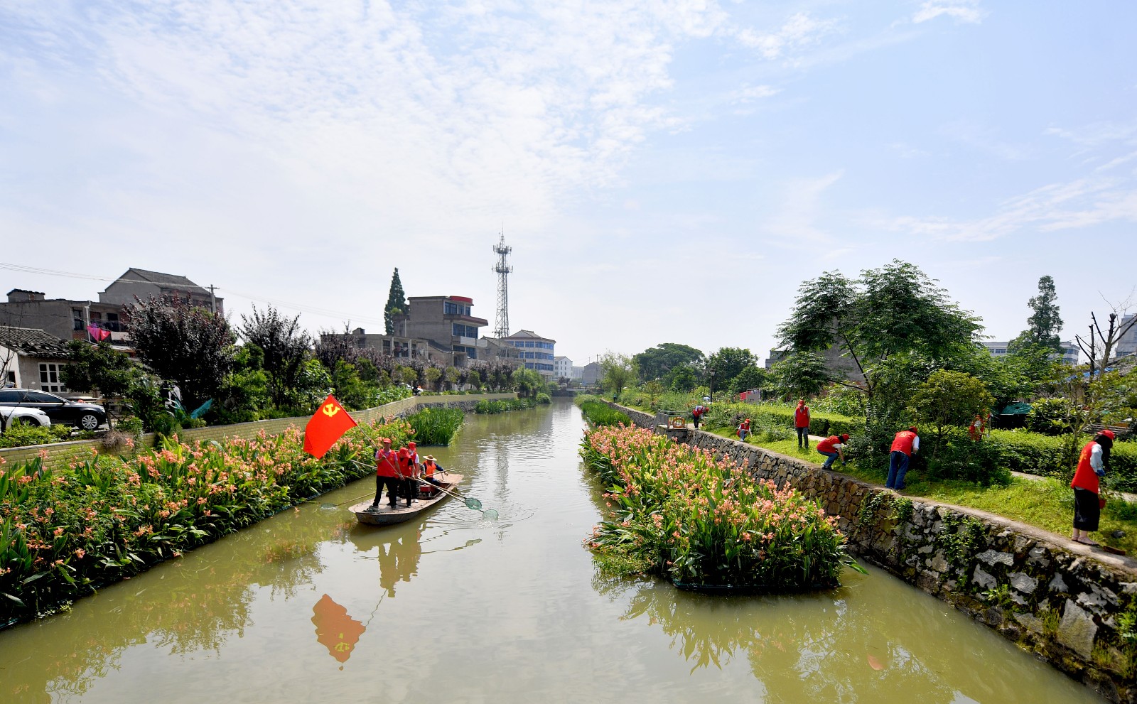 图说红马甲护河助力美丽乡村