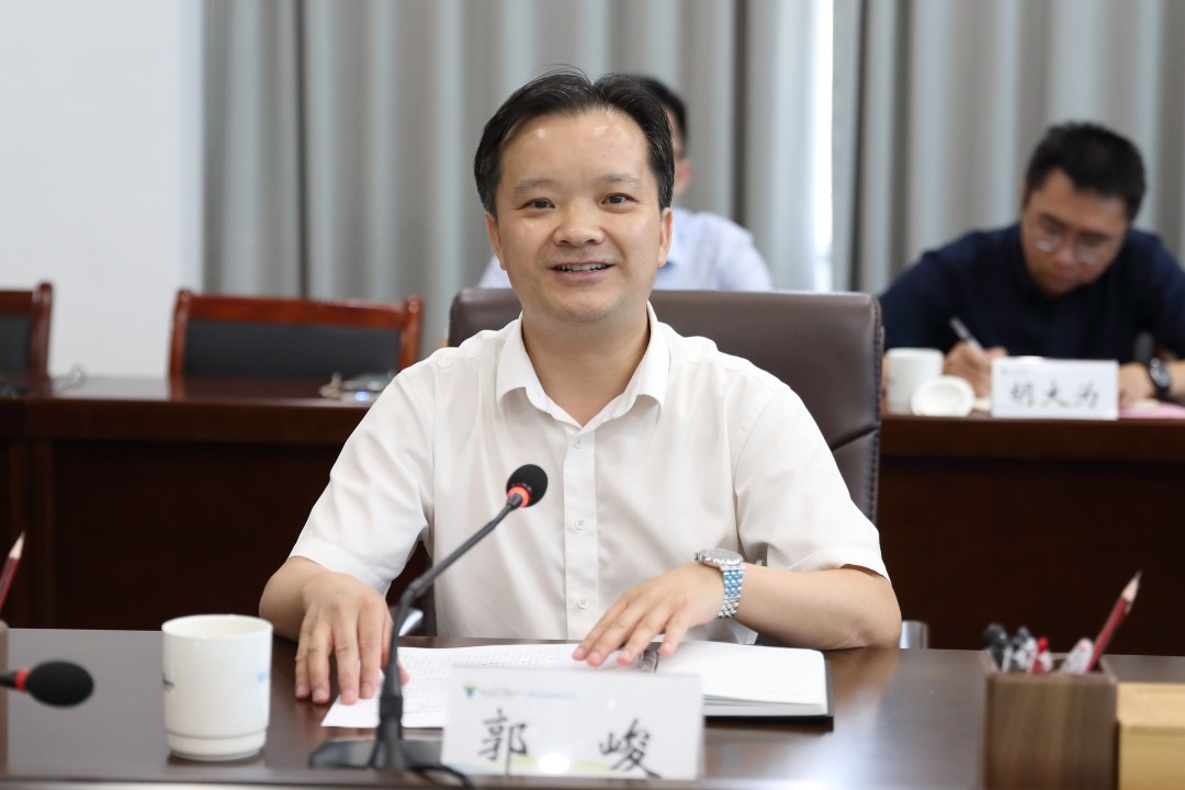 郭峻在致辞中说,此次项目投资是社属企业助力山区县跨越发展的务实