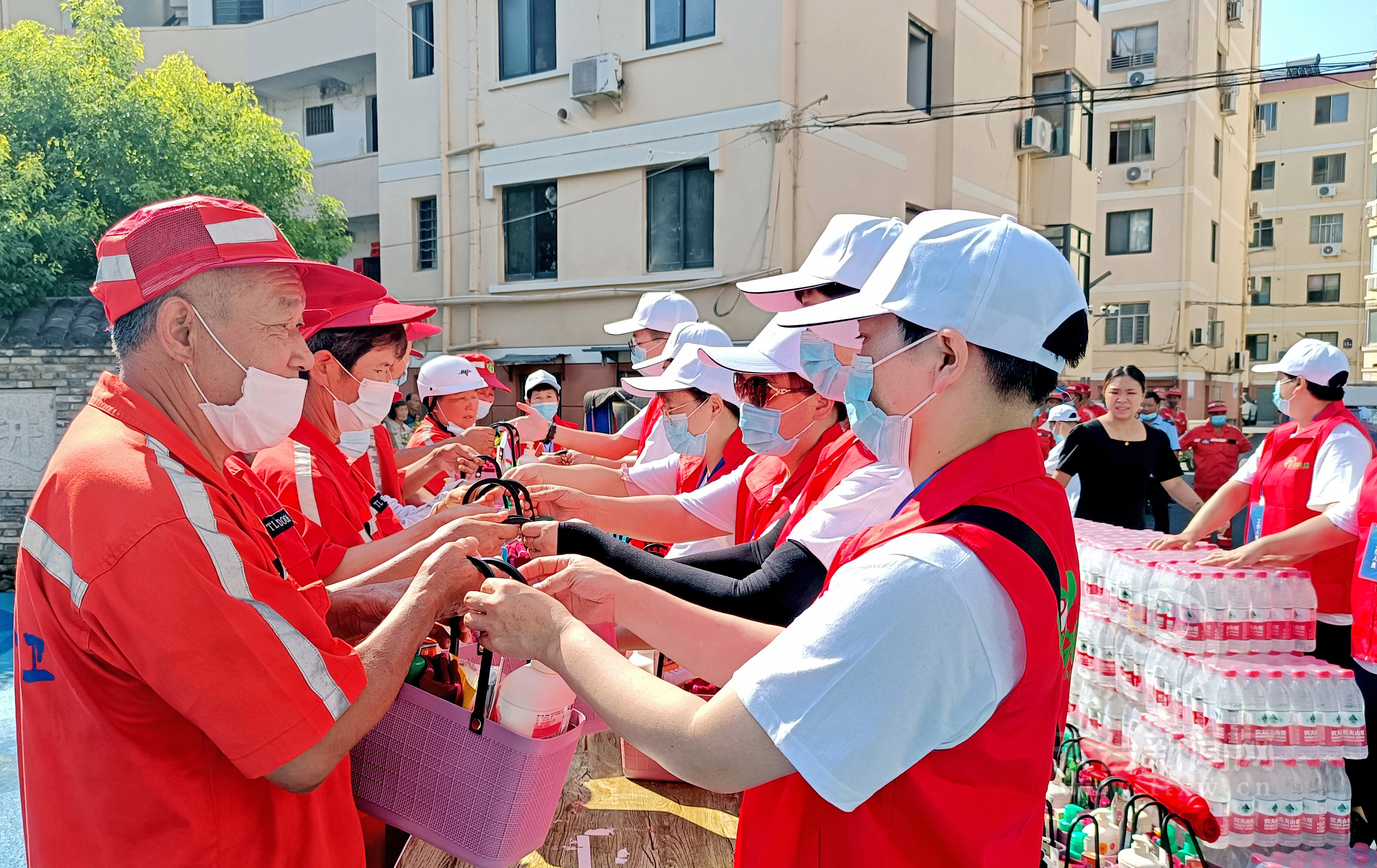 活動現場,志願者團隊為福溪街道轄區內工作的60餘名環衛工人送上夏日