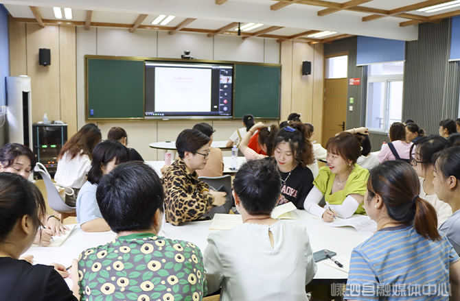 培训中,浙江省特级教师,宁波市名校长,宁波镇海区龙赛中学的厉佳旭