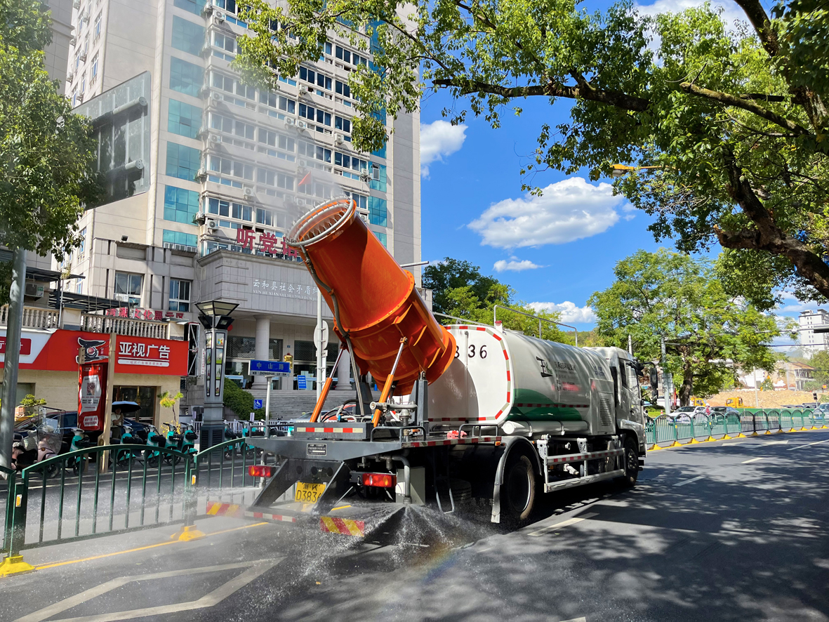 雾炮车喷洒水雾给城市降温除尘