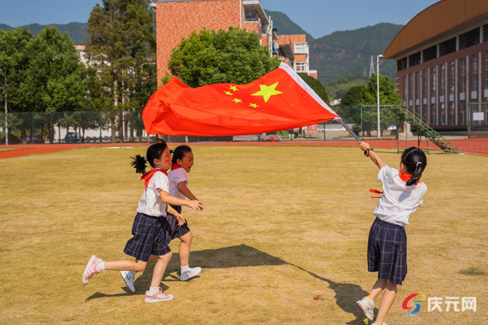 我和国旗合影学生图片