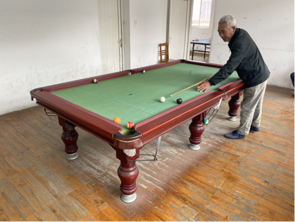 蚂蚁岛管委会蚂蚁岛文化礼堂开展老年人台球娱乐健身活动