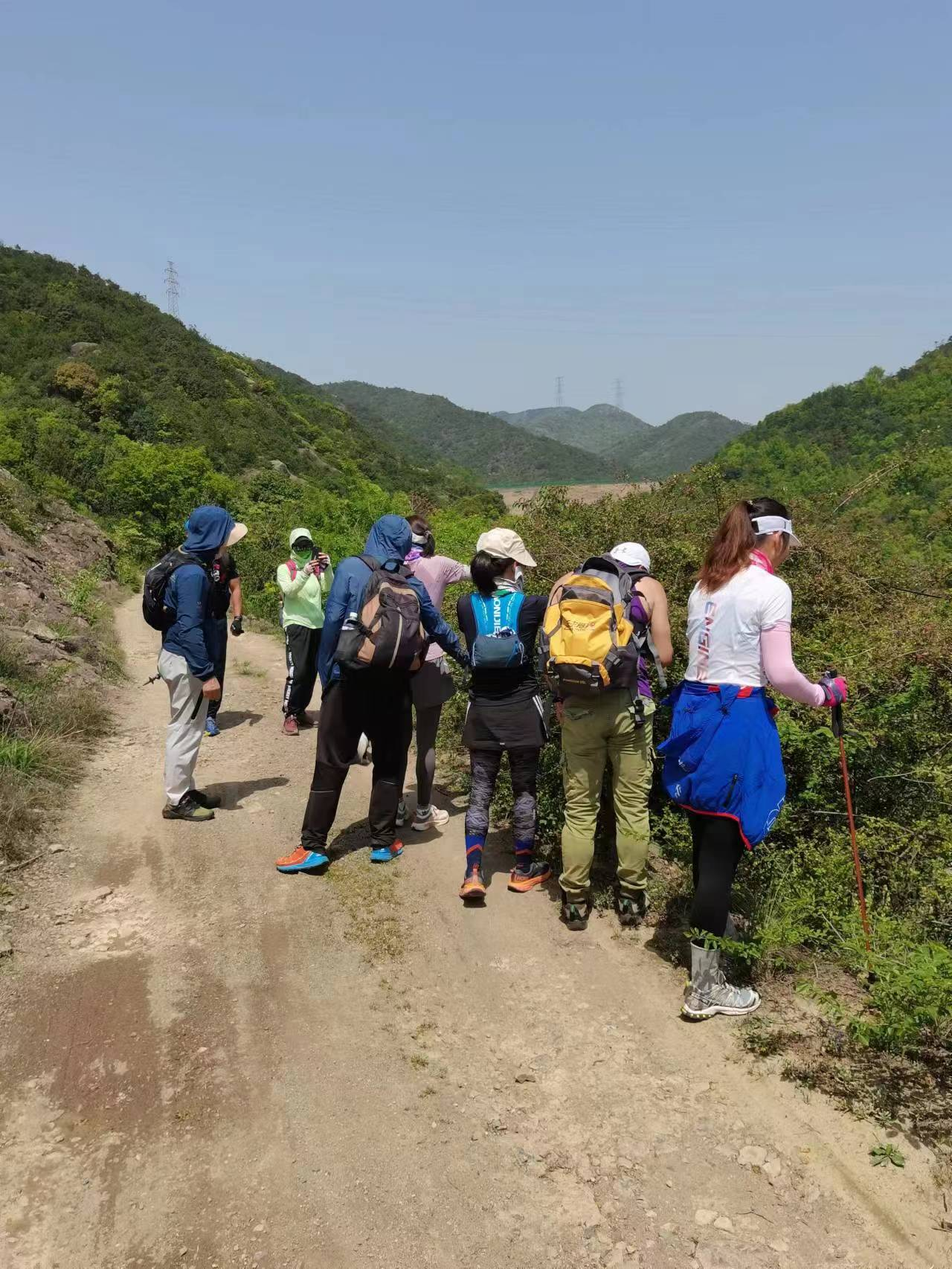 泗湾村文化礼堂组织开展徒步登山捡垃圾主题活动