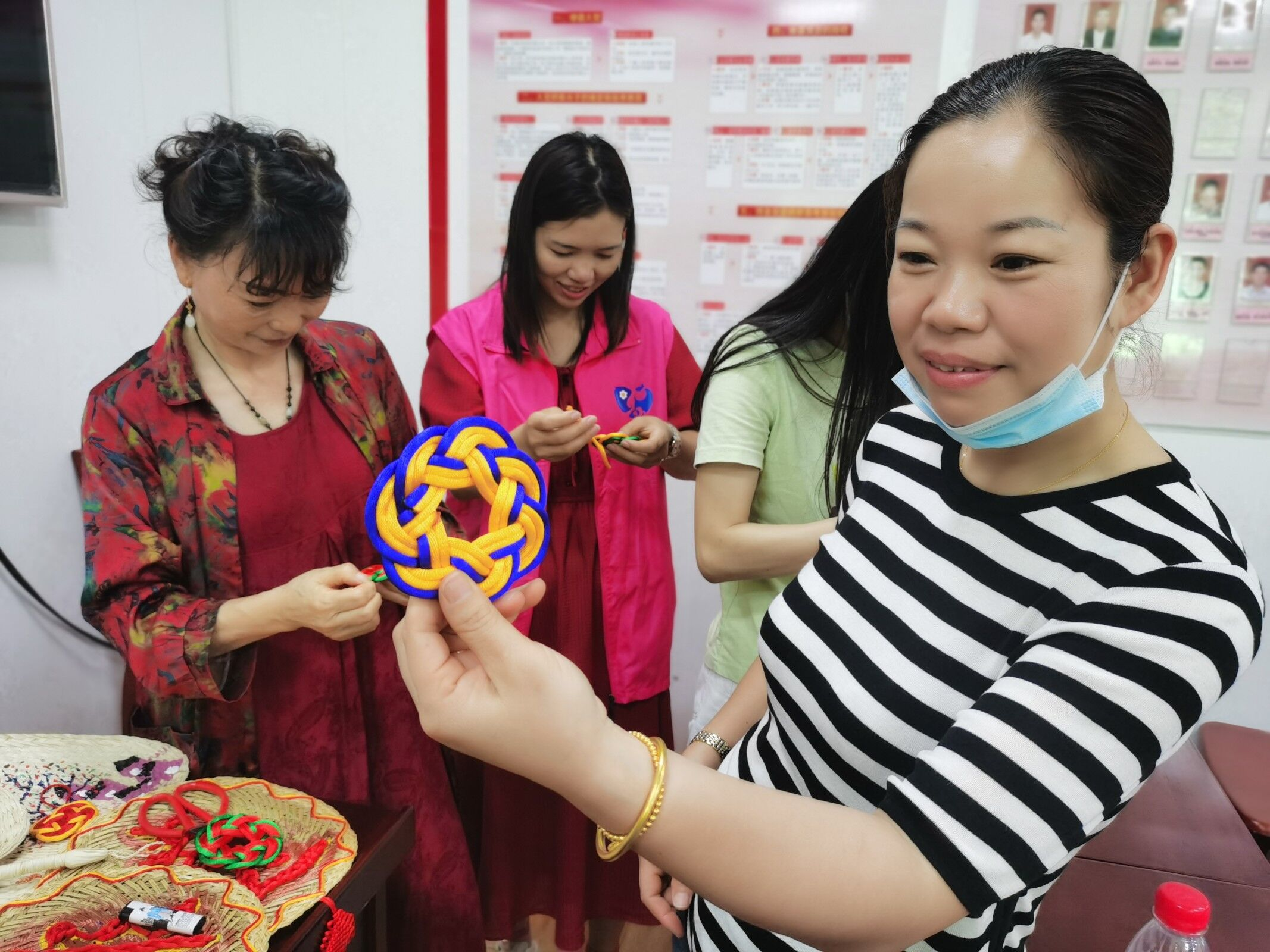 小郭巨村文化礼堂开展渔绳结编织活动