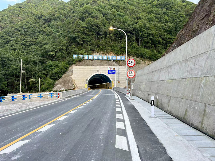 报告以及检查组意见后,经交工验收组一致同意,庆元银屏山隧道通过交